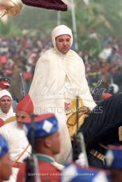 Image du Maroc Professionnelle de  Le Roi Mohammed VI assis sur un cheval quitte la mosquée Moulay Abdelaziz après avoir effectué la prière du vendredi 2 novembre 2001 à Laayoune.
Le Roi du Maroc entame une nouvelle visite historique dans les provinces du sud du Maroc comprenant Dakhla et Laayoune. (Photo / Abdeljalil Bounhar)